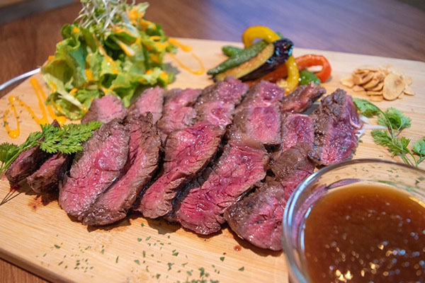 こだわりのお肉と本格イタリアンをカジュアルに楽しめる◎