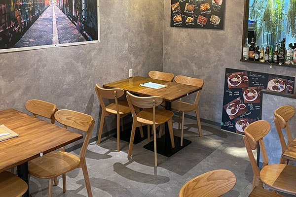 ゆったり寛げるモルタル調のオシャレな店内